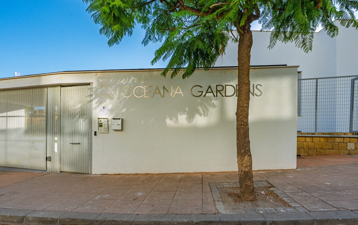 Piso de 3 habitaciones en Estepona en venta con piscina - 550.000 € (Ref: 9610558)