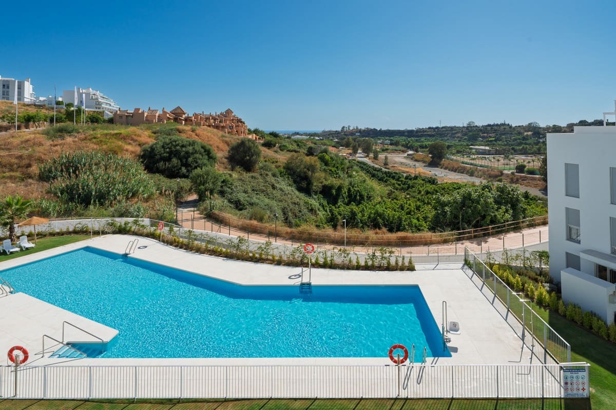 Piso de 3 habitaciones en Estepona en venta con piscina - 550.000 € (Ref: 9610558)