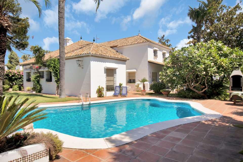 5 bedroom Villa for sale in Marbella with garage - € 2,950,000 (Ref: 9611937)