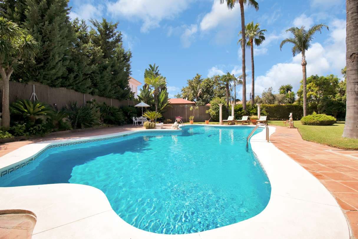 5 bedroom Villa for sale in Marbella with garage - € 2,950,000 (Ref: 9611937)