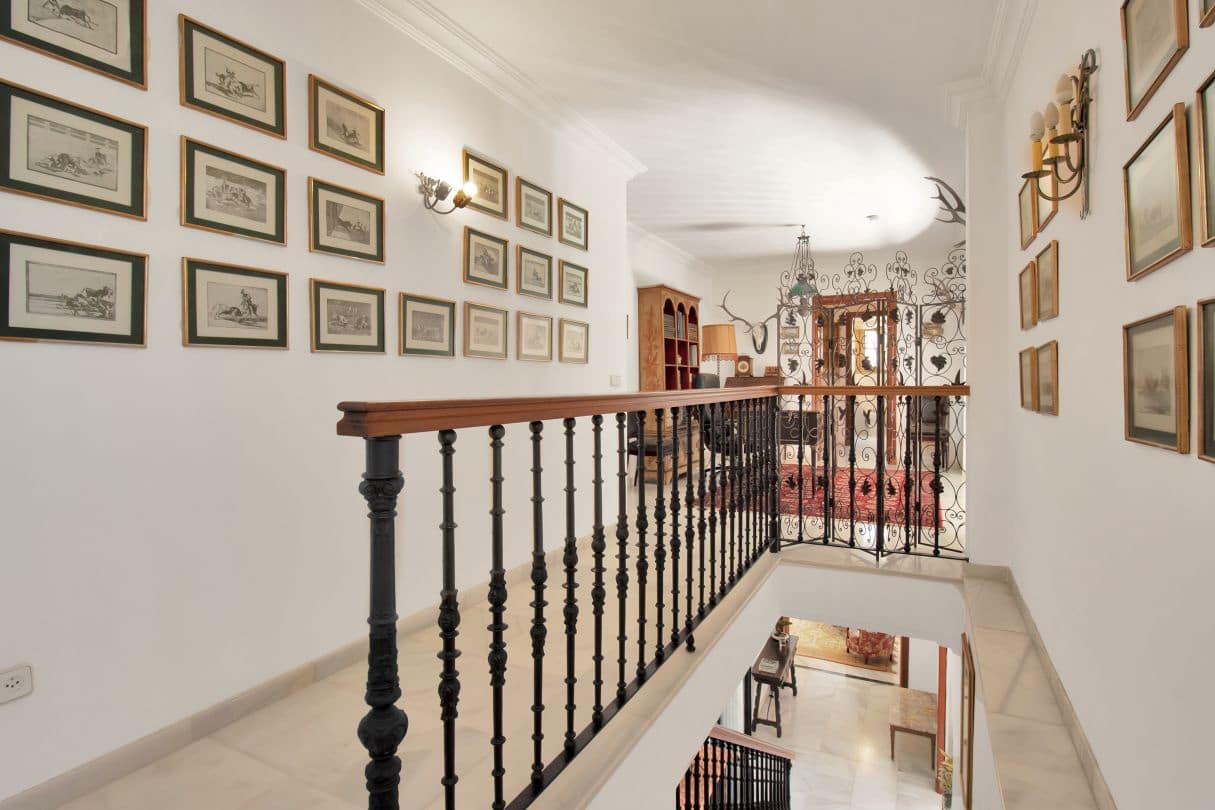 5 bedroom Villa for sale in Marbella with garage - € 2,950,000 (Ref: 9611937)