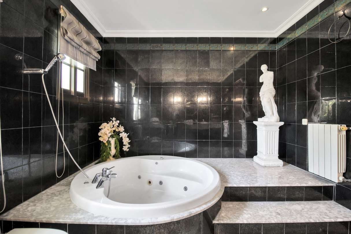 5 bedroom Villa for sale in Marbella with garage - € 2,950,000 (Ref: 9611937)