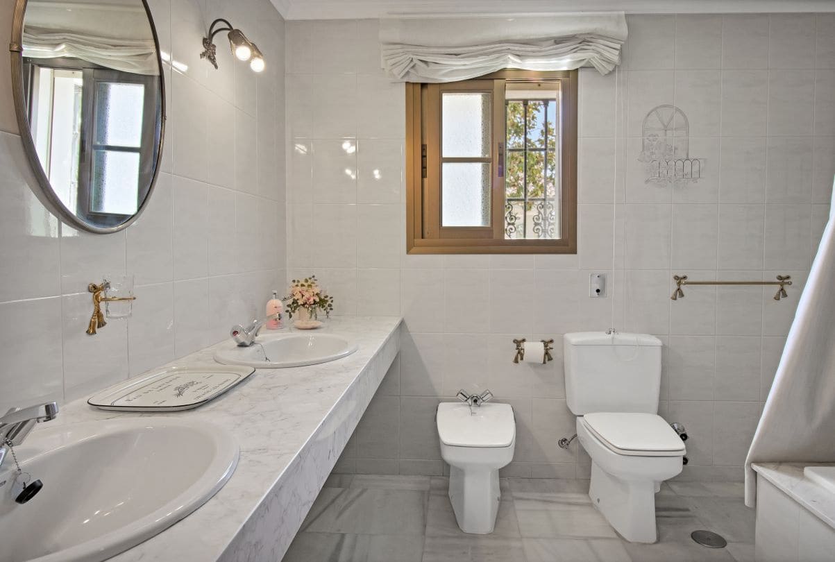 5 bedroom Villa for sale in Marbella with garage - € 2,950,000 (Ref: 9611937)