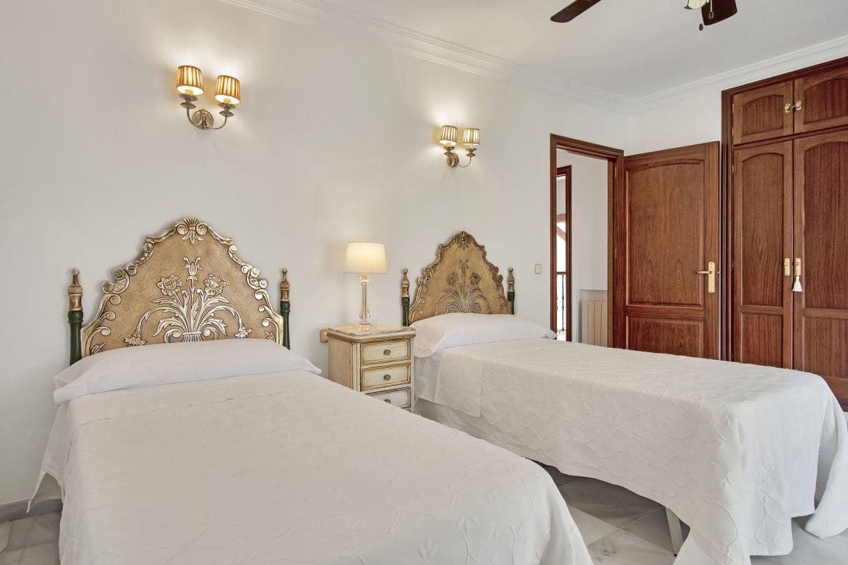 5 bedroom Villa for sale in Marbella with garage - € 2,950,000 (Ref: 9611937)