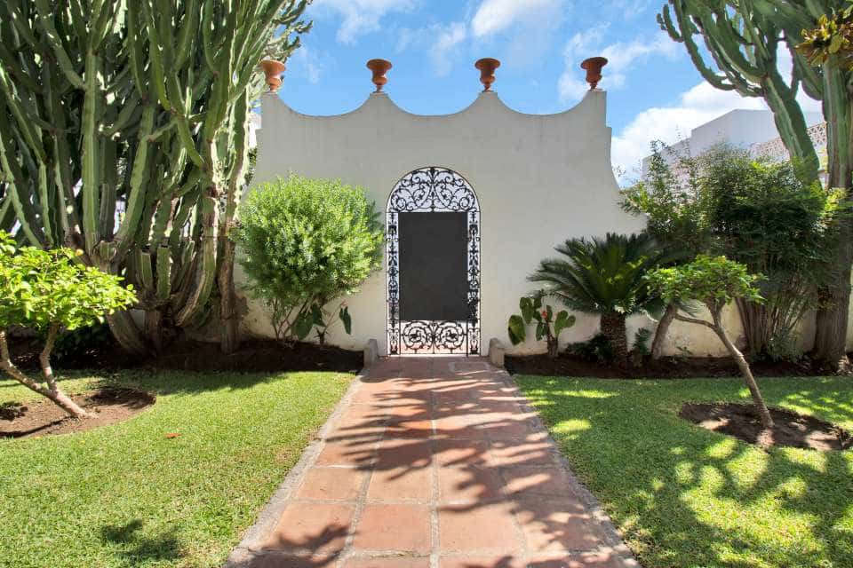 5 bedroom Villa for sale in Marbella with garage - € 2,950,000 (Ref: 9611937)