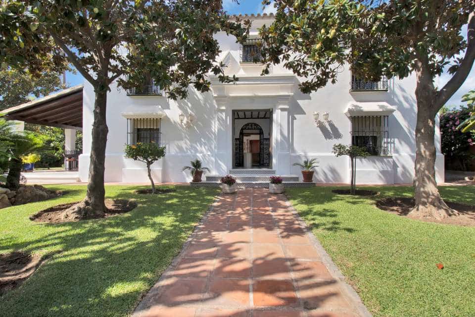 5 bedroom Villa for sale in Marbella with garage - € 2,950,000 (Ref: 9611937)