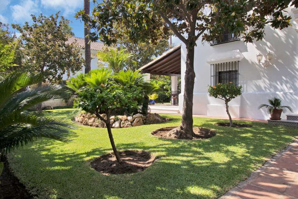 5 bedroom Villa for sale in Marbella with garage - € 2,950,000 (Ref: 9611937)