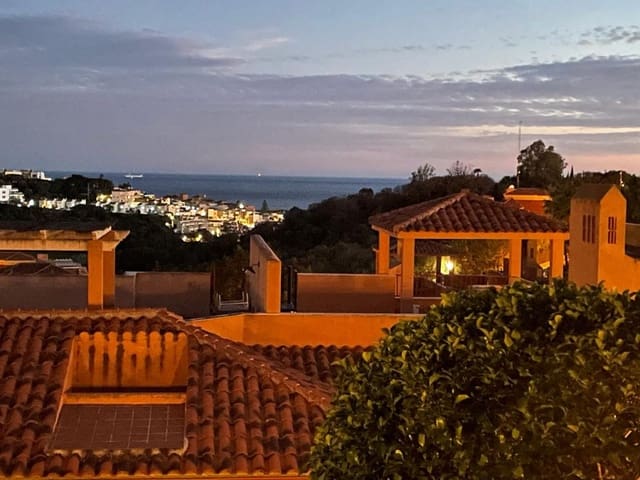 2 bedroom Flat for sale in La Reserva, Marbella with garage - € 345,000 (Ref: 9611938)