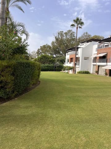 Piso de 2 habitaciones en La Concha - Resina Golf, Estepona en venta con garaje - 340.000 € (Ref: 9611942)