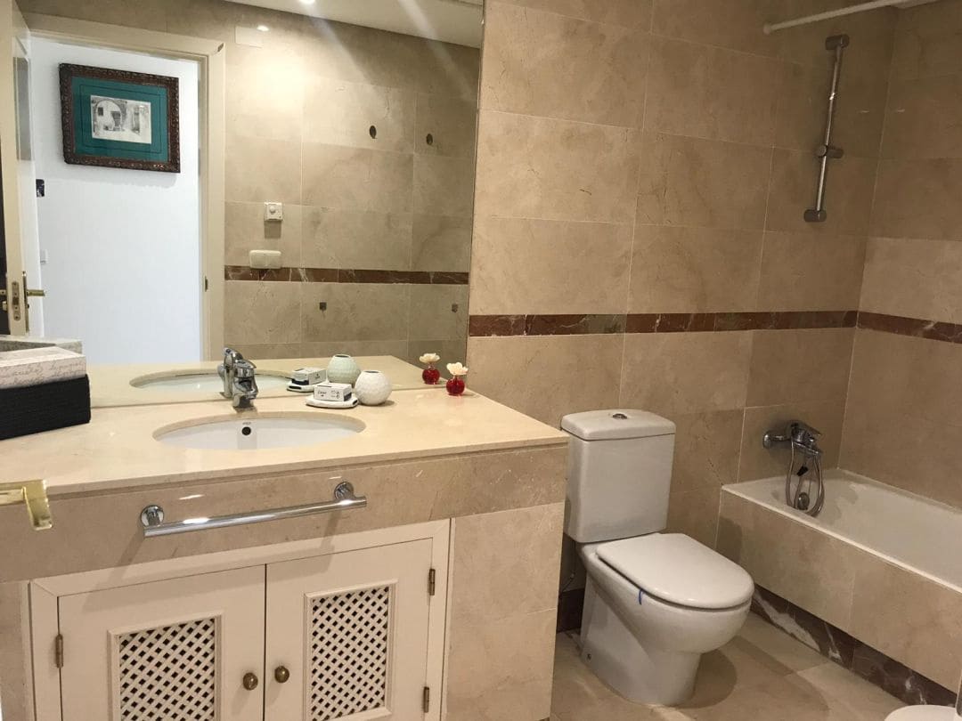 Piso de 2 habitaciones en Marbella en venta con garaje - 795.000 € (Ref: 9613119)