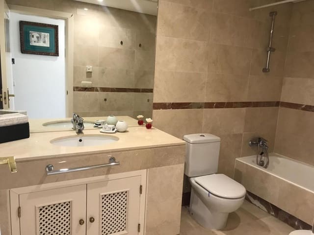 Piso de 2 habitaciones en Nueva Alcántara, Marbella en venta con garaje - 795.000 € (Ref: 9613119)