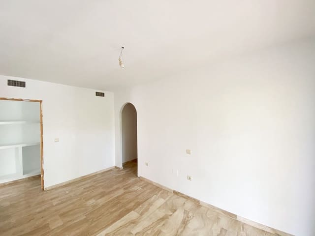 Piso de 3 habitaciones en Guadalmina Alta, Marbella en venta con piscina garaje - 445.000 € (Ref: 9613122)