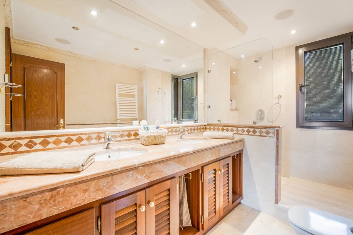 4 makuuhuone Huvila myytävänä paikassa Marbella mukana uima-altaan 
autotalli - 1 995 000 € (Ref: 9613125)