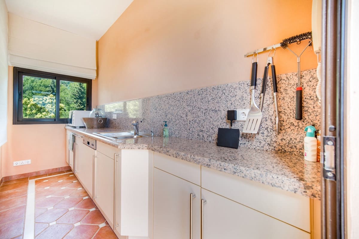 4 makuuhuone Huvila myytävänä paikassa Marbella mukana uima-altaan 
autotalli - 1 995 000 € (Ref: 9613125)