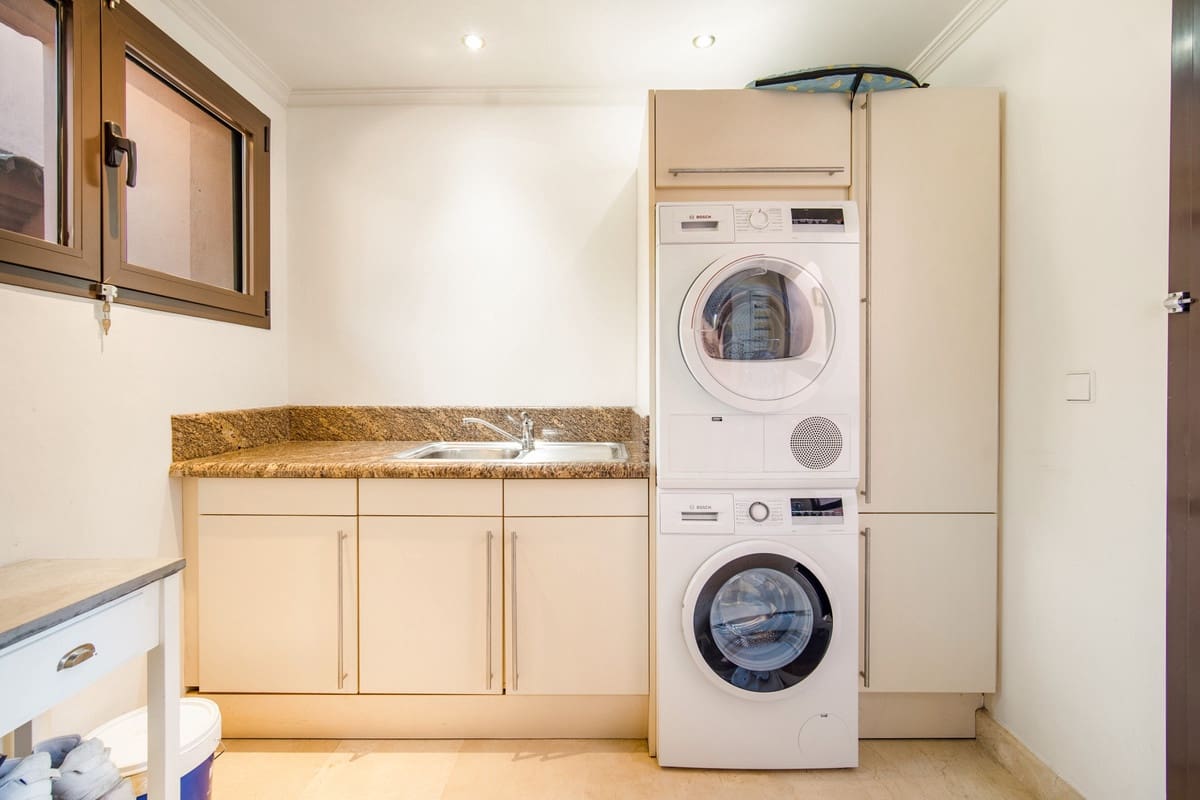 4 makuuhuone Huvila myytävänä paikassa Marbella mukana uima-altaan 
autotalli - 1 995 000 € (Ref: 9613125)