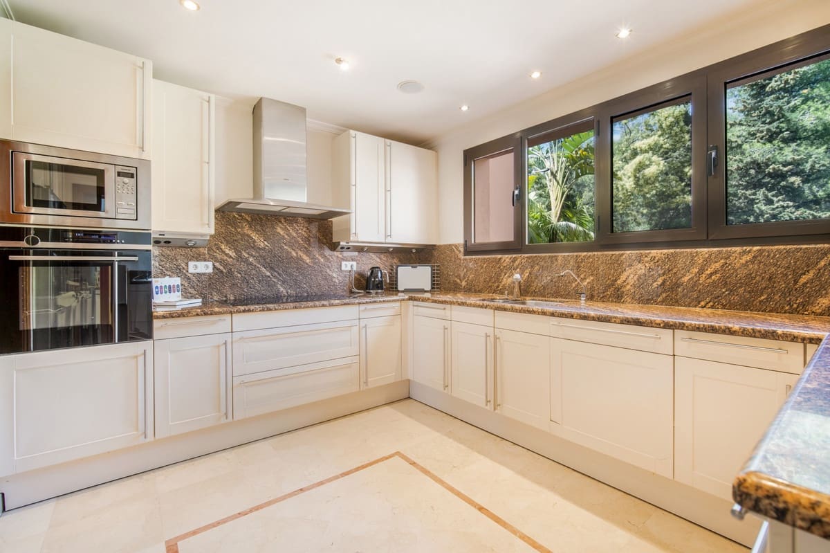 4 makuuhuone Huvila myytävänä paikassa Marbella mukana uima-altaan 
autotalli - 1 995 000 € (Ref: 9613125)