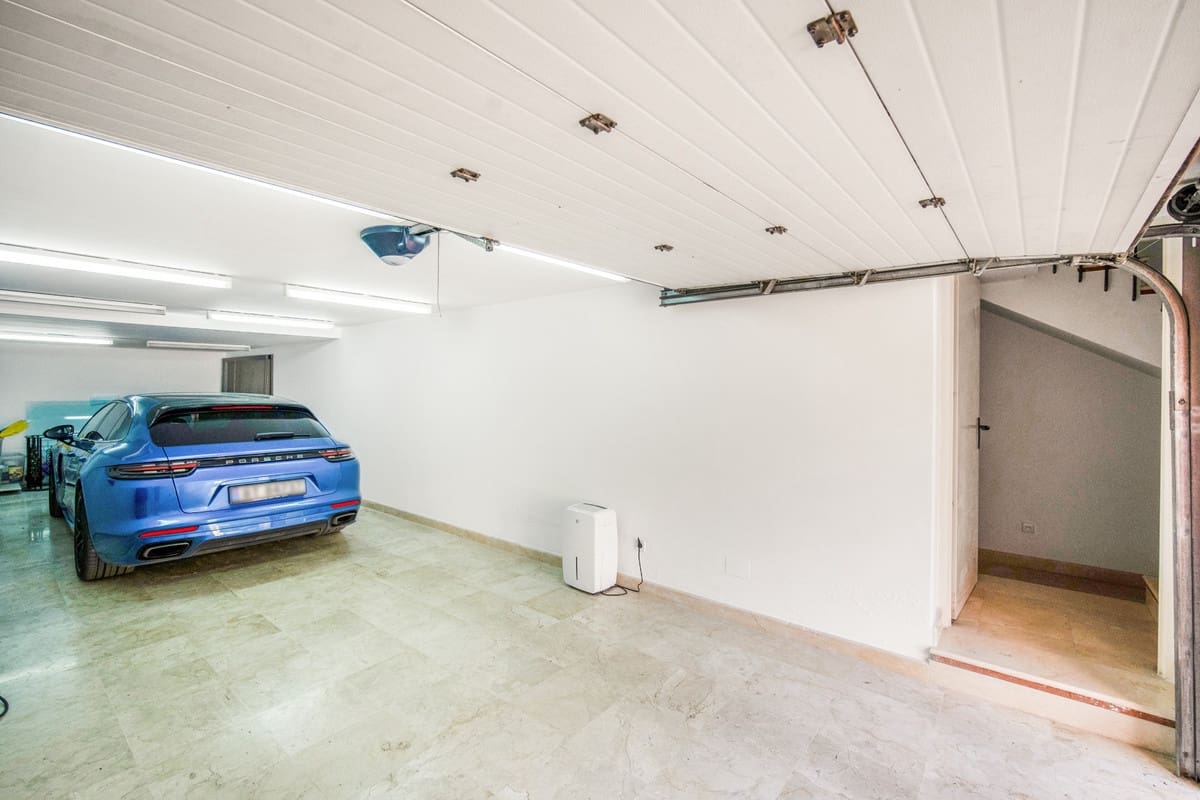 4 makuuhuone Huvila myytävänä paikassa Marbella mukana uima-altaan 
autotalli - 1 995 000 € (Ref: 9613125)