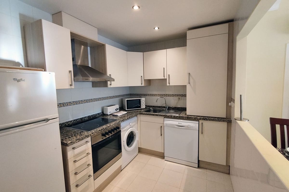 1 quarto Apartamento para venda em Estepona com piscina - 245 000 € (Ref: 9614131)