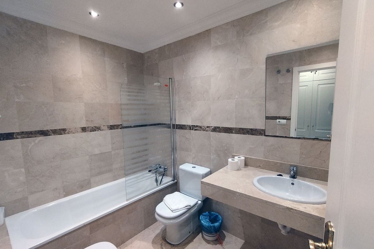 1 quarto Apartamento para venda em Estepona com piscina - 245 000 € (Ref: 9614131)