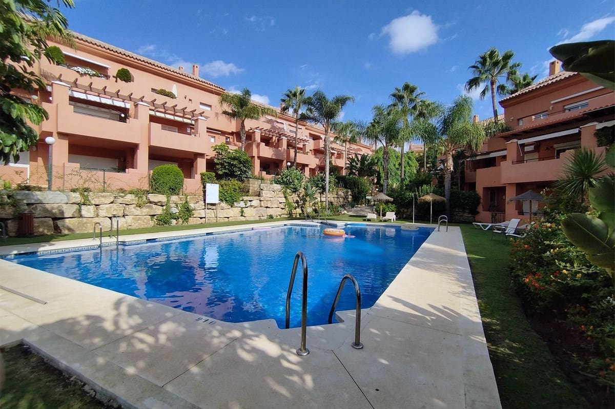 1 quarto Apartamento para venda em Estepona com piscina - 245 000 € (Ref: 9614131)
