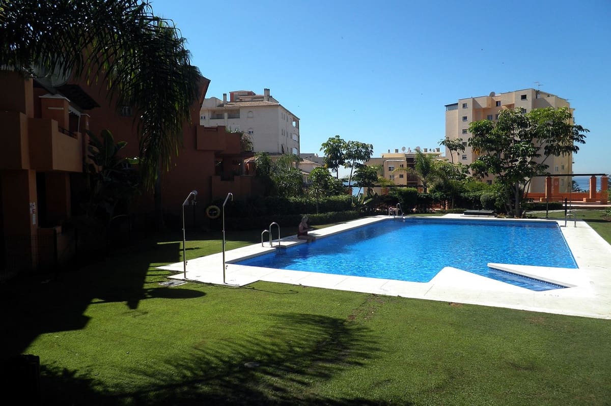 1 quarto Apartamento para venda em Estepona com piscina - 245 000 € (Ref: 9614131)