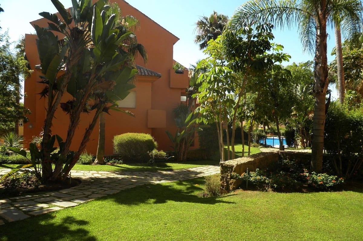 1 quarto Apartamento para venda em Estepona com piscina - 245 000 € (Ref: 9614131)