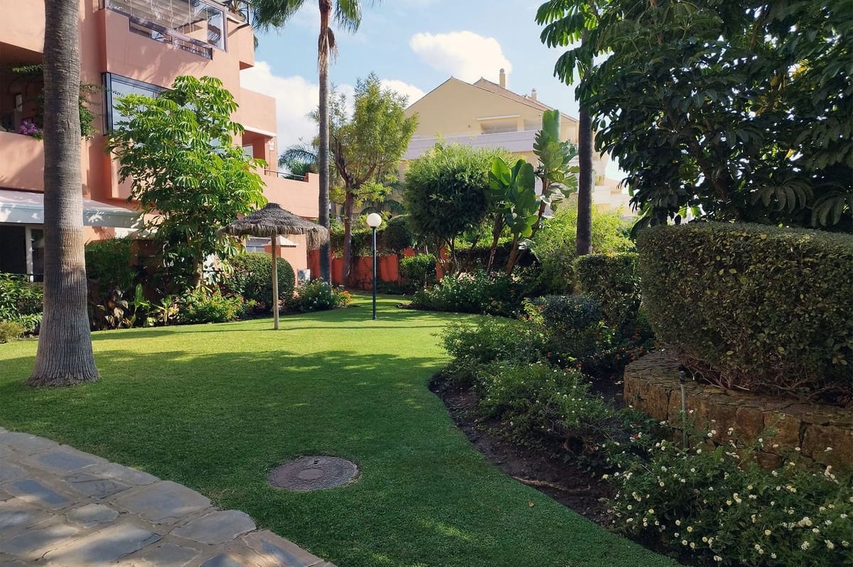 1 quarto Apartamento para venda em Estepona com piscina - 245 000 € (Ref: 9614131)