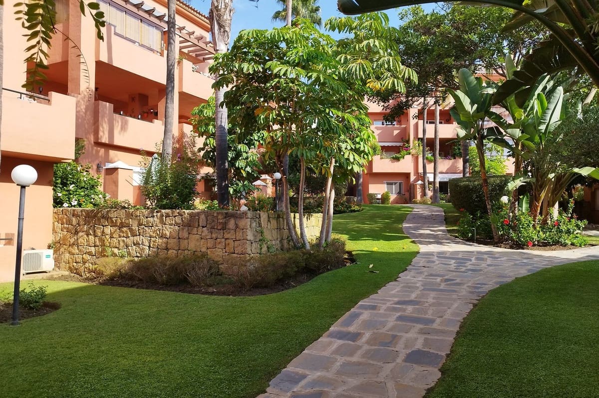 1 quarto Apartamento para venda em Estepona com piscina - 245 000 € (Ref: 9614131)