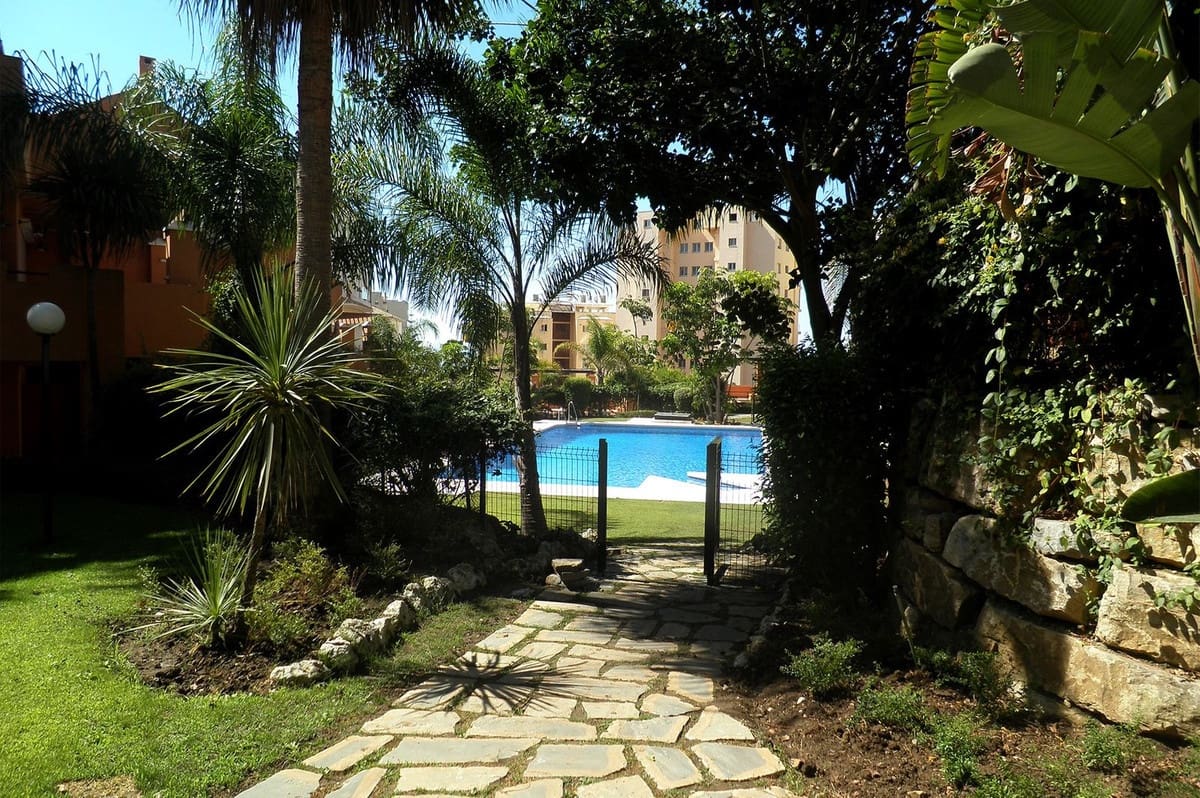 1 quarto Apartamento para venda em Estepona com piscina - 245 000 € (Ref: 9614131)