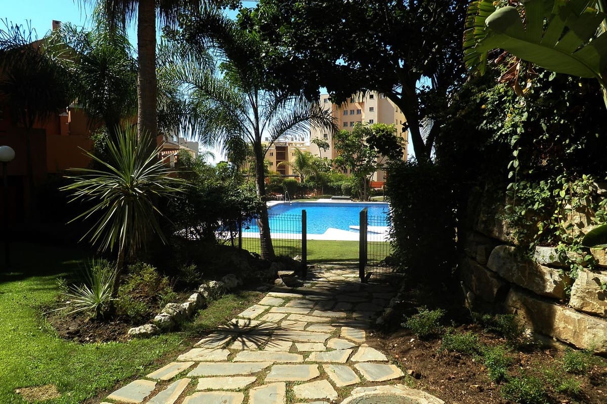 1 quarto Apartamento para venda em Estepona com piscina - 245 000 € (Ref: 9614131)