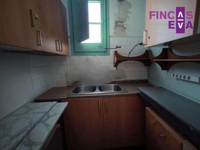Flat for sale in Sants, Barcelona city - € 150,000 (Ref: 9614493)