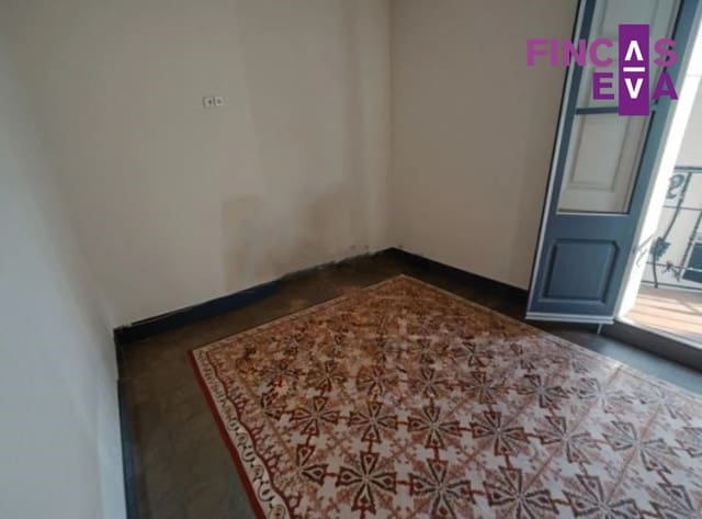 Flat for sale in Sants, Barcelona city - € 150,000 (Ref: 9614493)