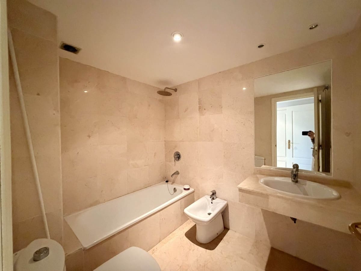 Piso de 2 habitaciones en Marbella en venta con piscina garaje - 437.000 € (Ref: 9617145)