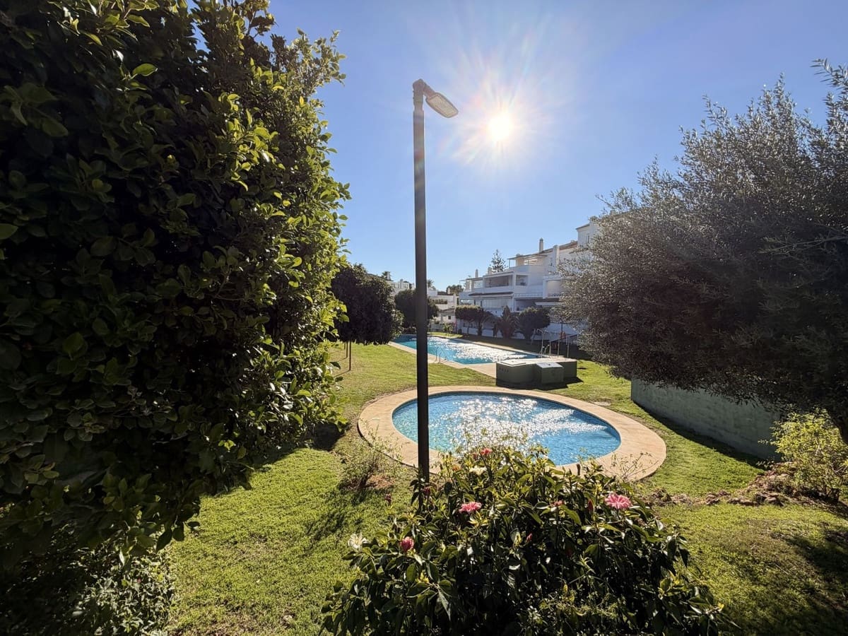 Piso de 2 habitaciones en Marbella en venta con piscina garaje - 437.000 € (Ref: 9617145)