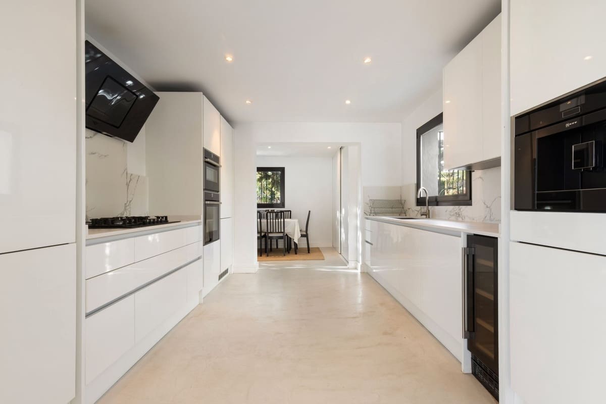 5 sovrum Villa till salu i Marbella med pool - 2 495 000 € (Ref: 9622768)