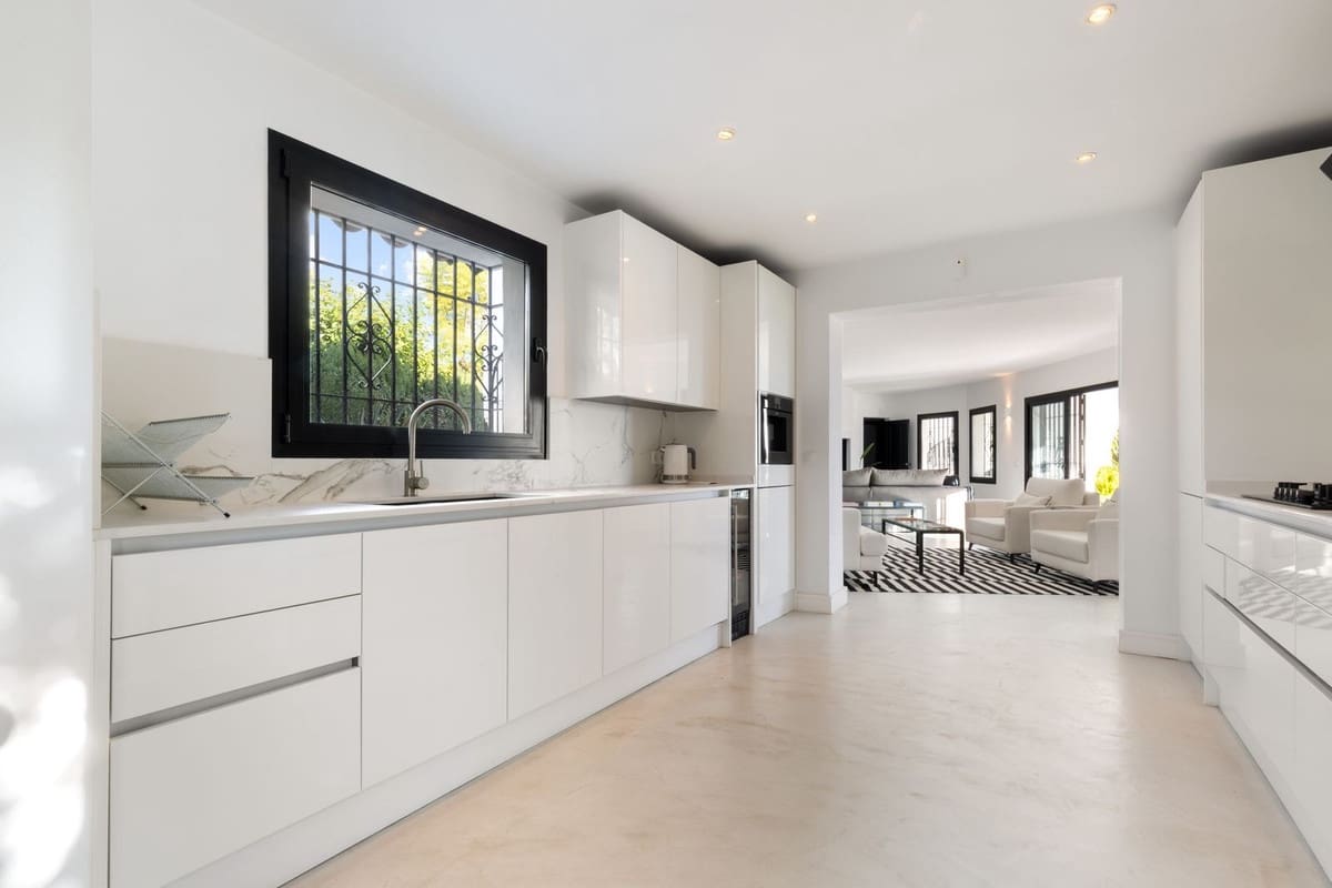 5 sovrum Villa till salu i Marbella med pool - 2 495 000 € (Ref: 9622768)