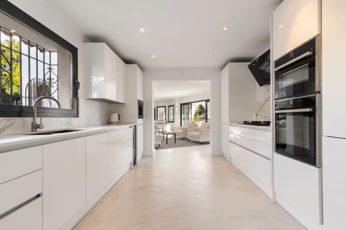 5 sovrum Villa till salu i Marbella med pool - 2 495 000 € (Ref: 9622768)