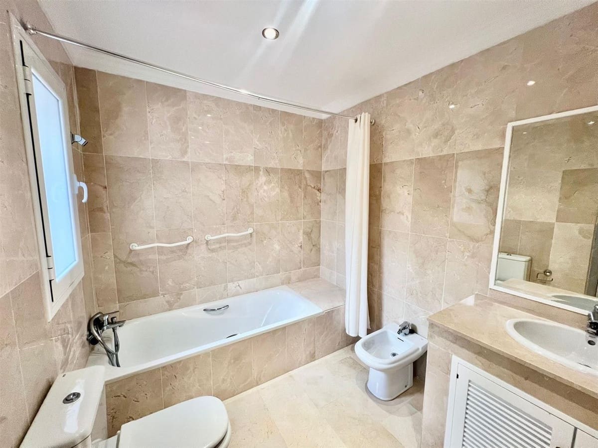 2 slaapkamer Flat te koop in Marbella met zwembad garage - € 390.000 (Ref: 9628224)