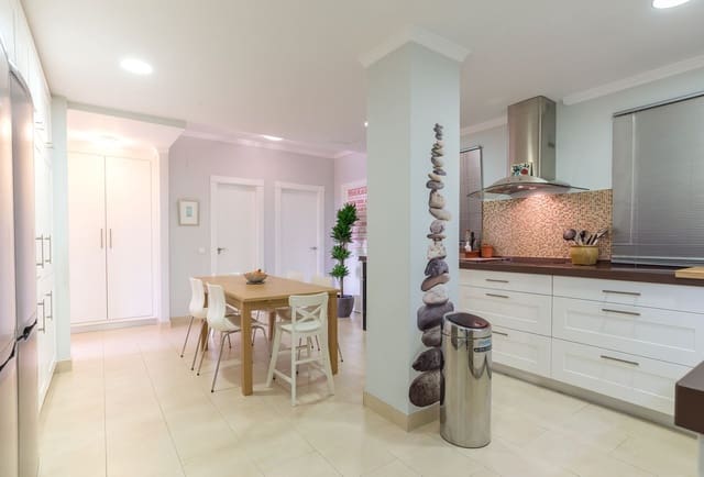 Piso de 4 habitaciones en Santa María, Marbella en venta con piscina garaje - 525.000 € (Ref: 9635344)