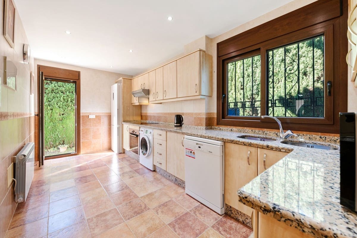 5 bedroom Villa for sale in Estepona with pool garage - € 1,399,000 (Ref: 9643378)