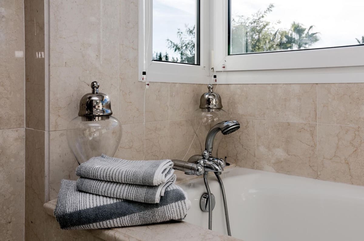 Chalet de 5 habitaciones en Marbella en venta con piscina - 2.850.000 € (Ref: 9643379)