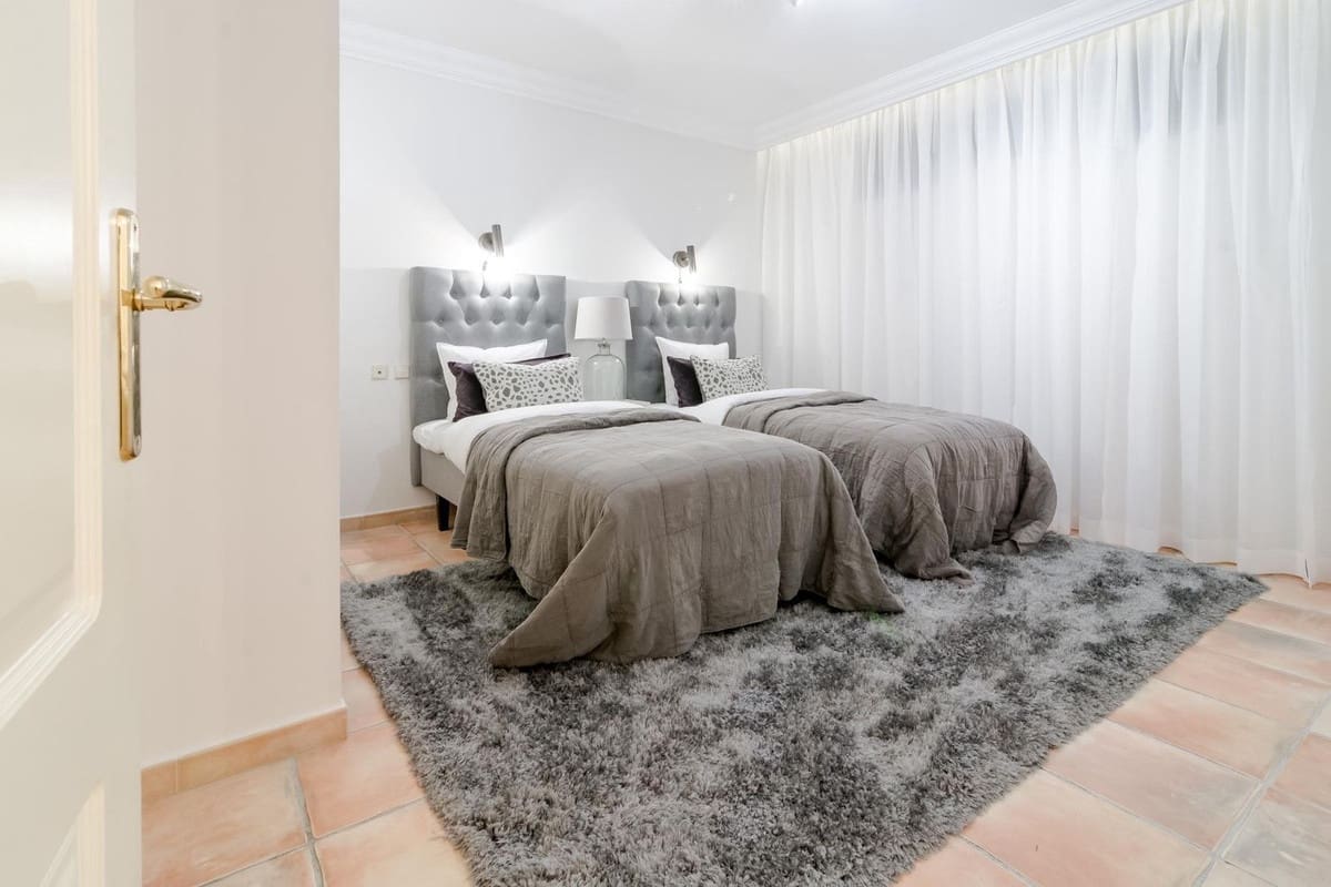 Chalet de 5 habitaciones en Marbella en venta con piscina - 2.850.000 € (Ref: 9643379)