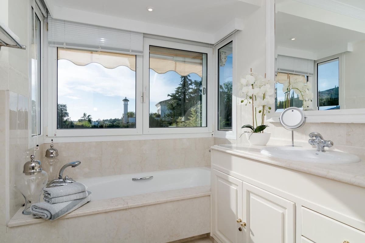 Chalet de 5 habitaciones en Marbella en venta con piscina - 2.850.000 € (Ref: 9643379)