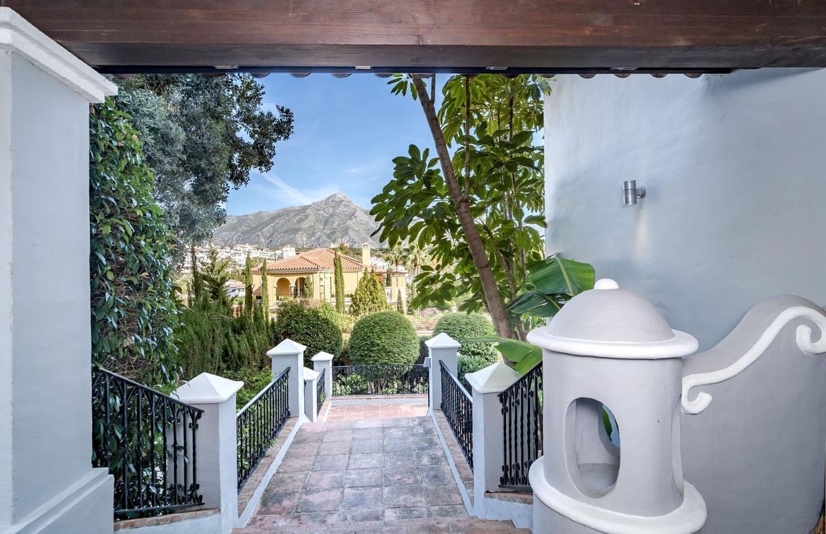 Chalet de 5 habitaciones en Marbella en venta con piscina - 2.850.000 € (Ref: 9643379)