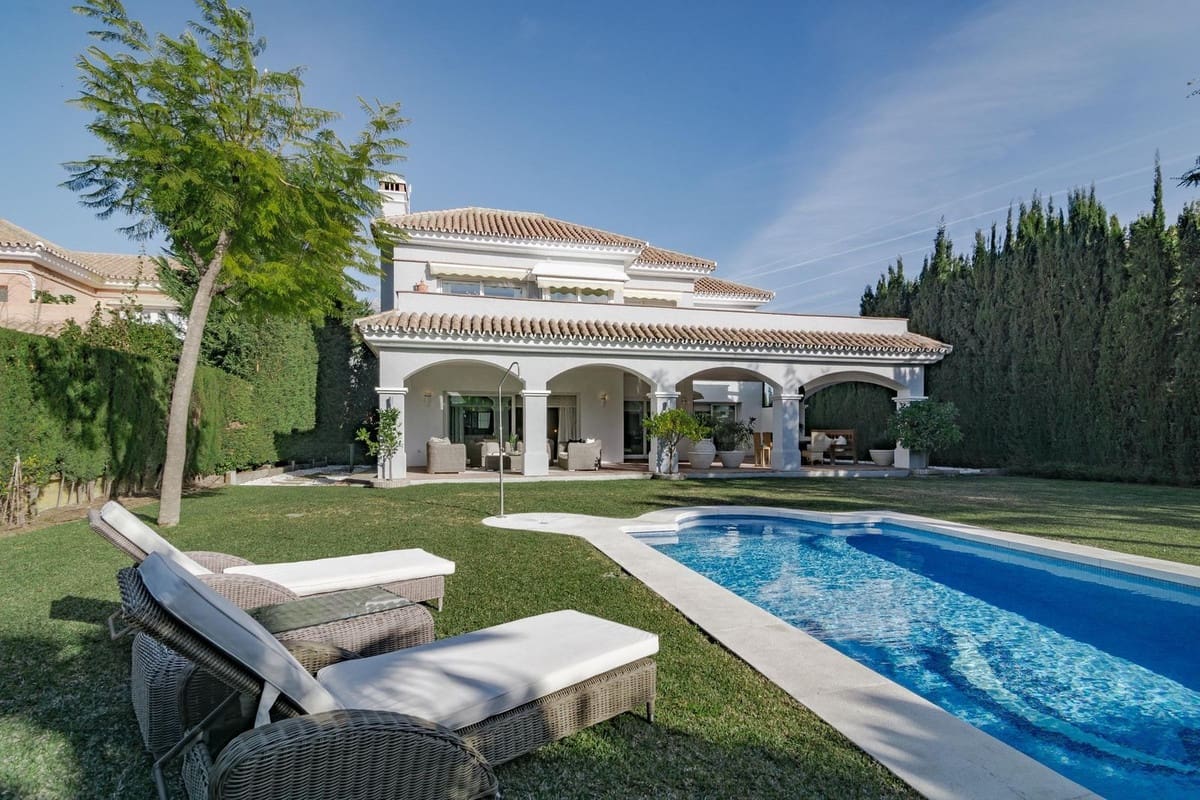 Chalet de 5 habitaciones en Marbella en venta con piscina - 2.850.000 € (Ref: 9643379)