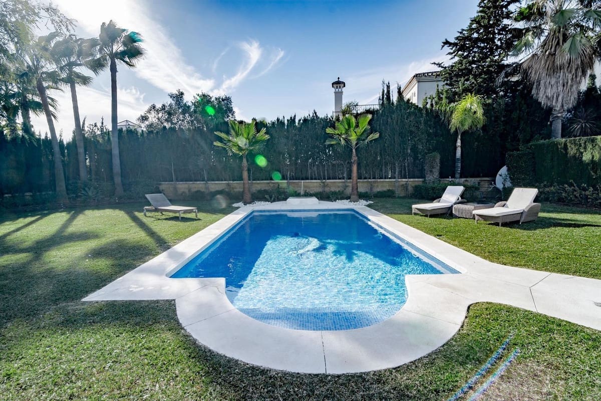 Chalet de 5 habitaciones en Marbella en venta con piscina - 2.850.000 € (Ref: 9643379)