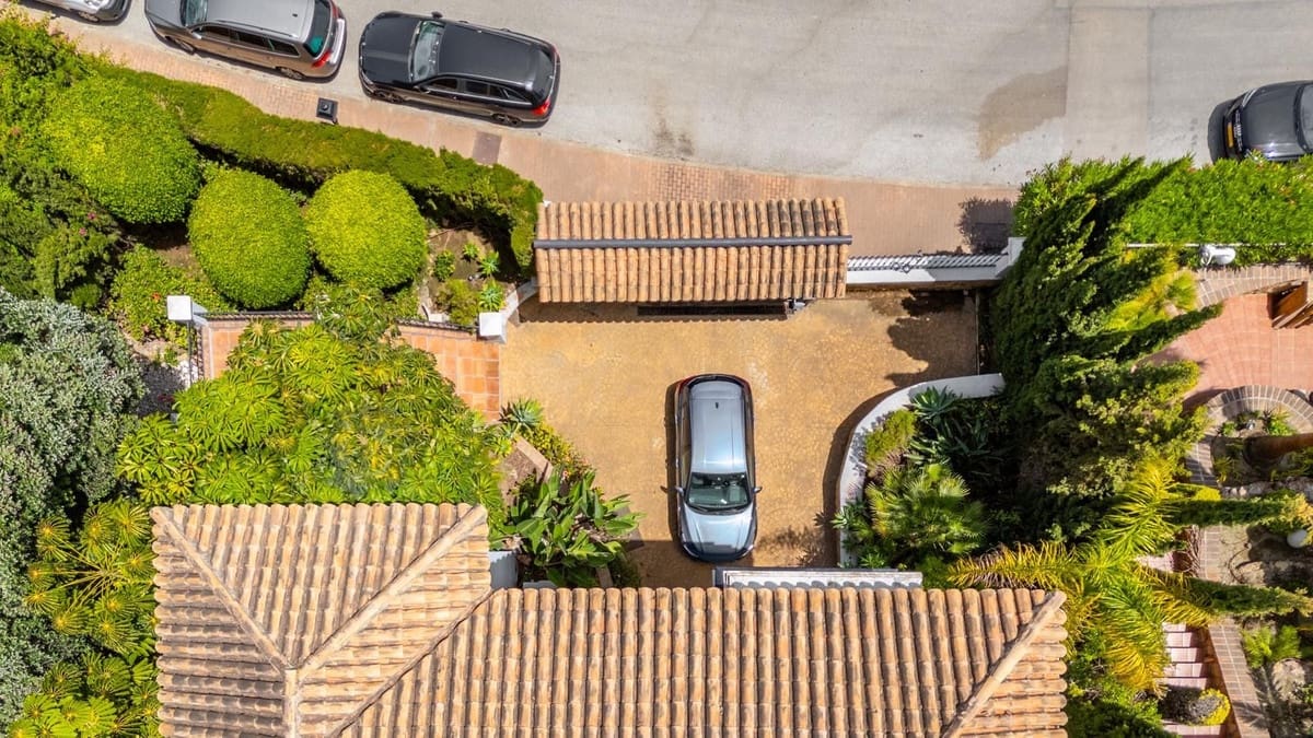 Chalet de 5 habitaciones en Marbella en venta con piscina - 2.850.000 € (Ref: 9643379)