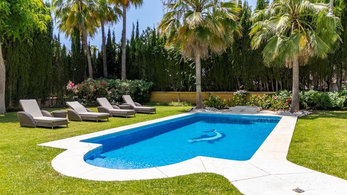 Chalet de 5 habitaciones en Marbella en venta con piscina - 2.850.000 € (Ref: 9643379)