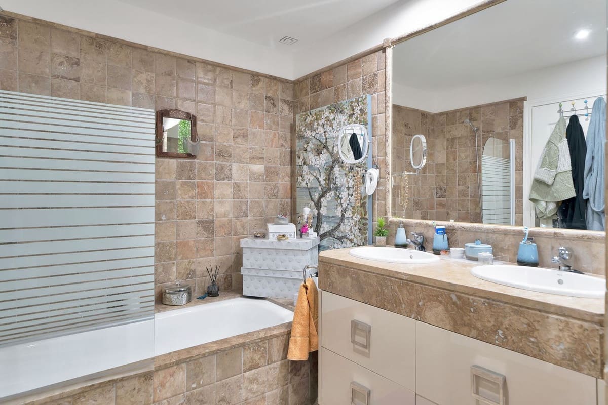 2 sovrum Lägenhet till salu i Estepona med pool garage - 495 000 € (Ref: 9650543)