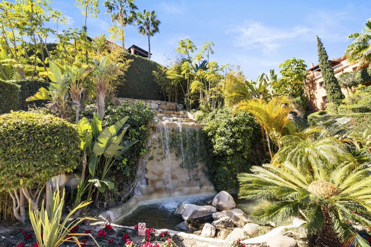 2 sovrum Lägenhet till salu i Estepona med pool garage - 495 000 € (Ref: 9650543)